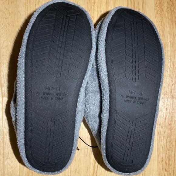 NWT Womenns Just be Gray Clog Style Slippers 
Size  7 To 8 - Picture 2 of 3